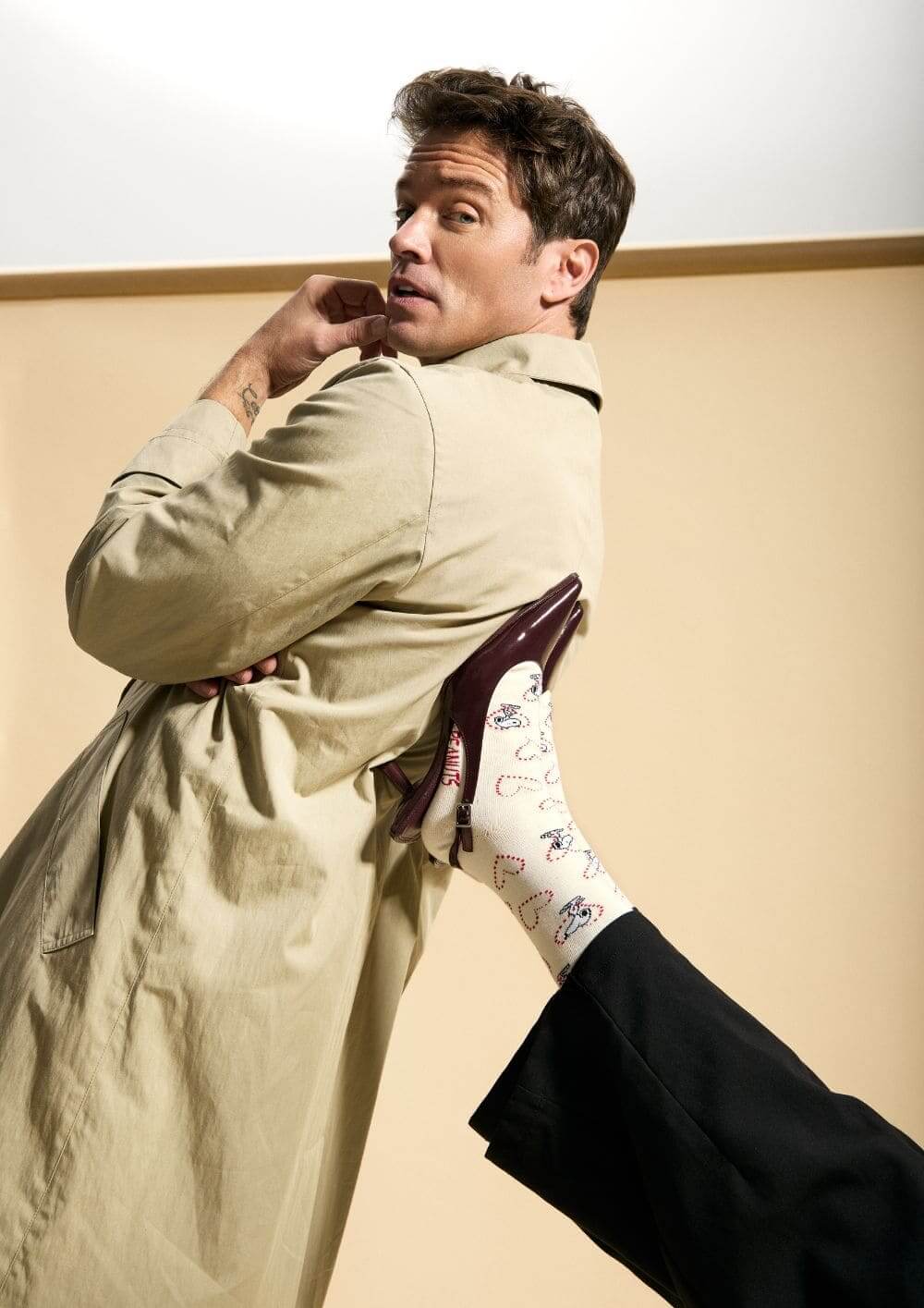 6 looks de oficina que demuestran que el estilo empieza en los detalles: hombre con calcetines divertidos.