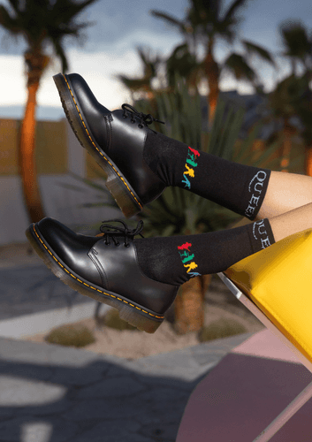 Descubre la nueva colección de Queen con Besocks en un look moderno con calcetines y zapatos elegantes.