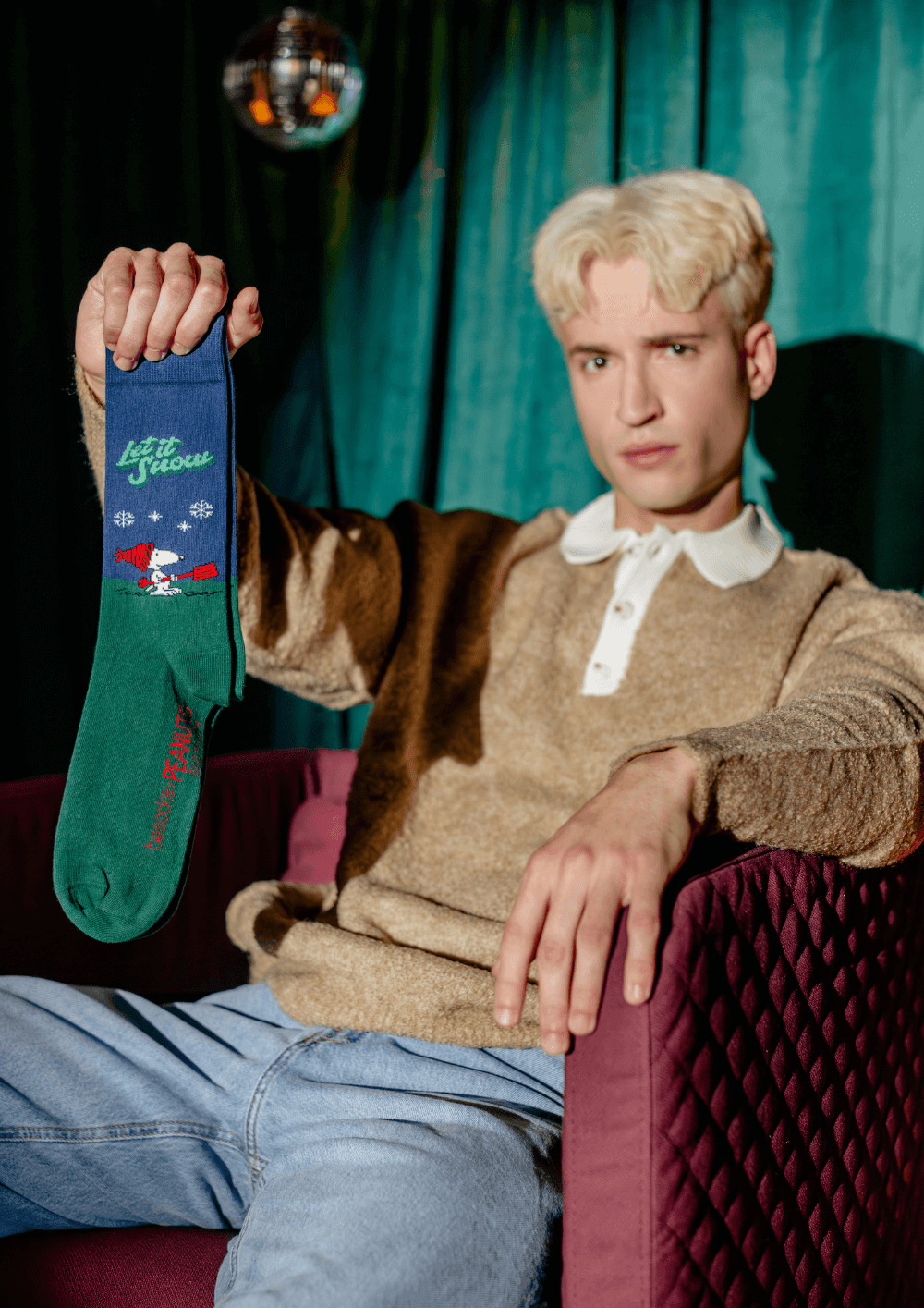 Modelo mostrando calcetines navideños de Snoopy de la colección "Descubre la nueva colección de Calcetines Navideños con Snoopy".