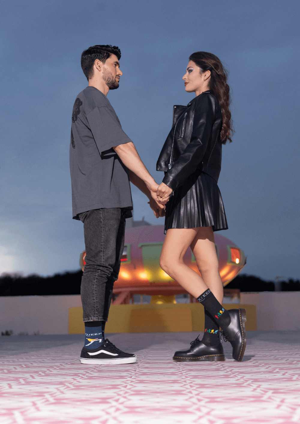 El regalo para San Valentin que está marcando tendencia este 2025 - pareja sosteniendo manos al atardecer