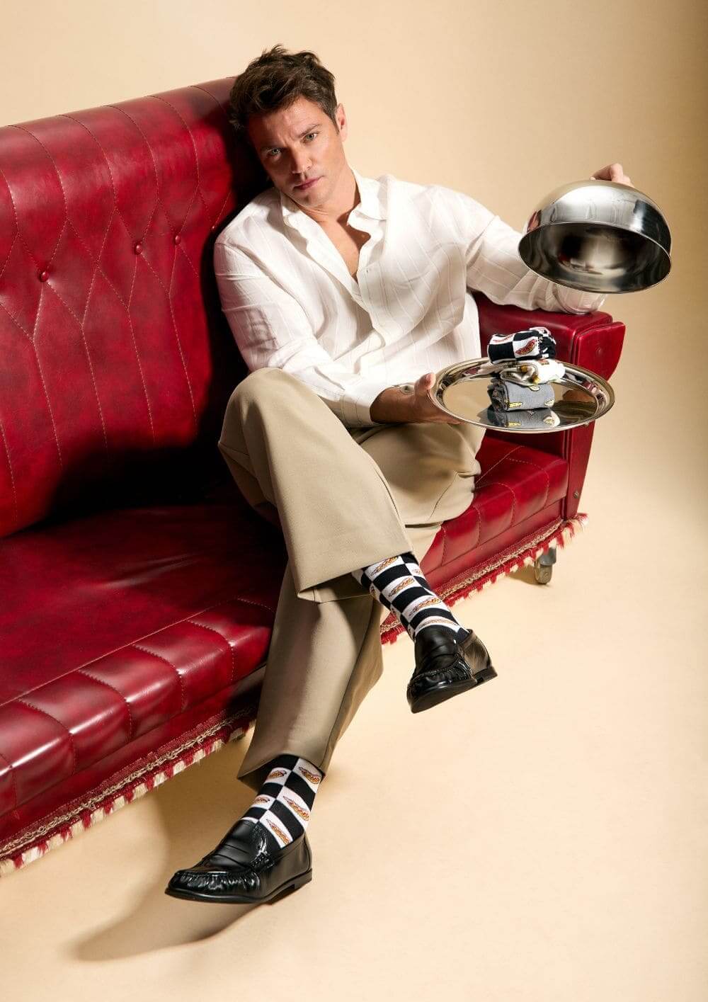 Pantalón beige con zapatos negros: la guía definitiva para llevarlo con estilo, modelo vestido con pantalón beige y zapatos negros.