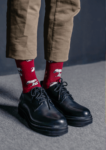 Celebramos el 75 aniversario de Snoopy con nuevos diseños en calcetines rojos con estampado de Snoopy.