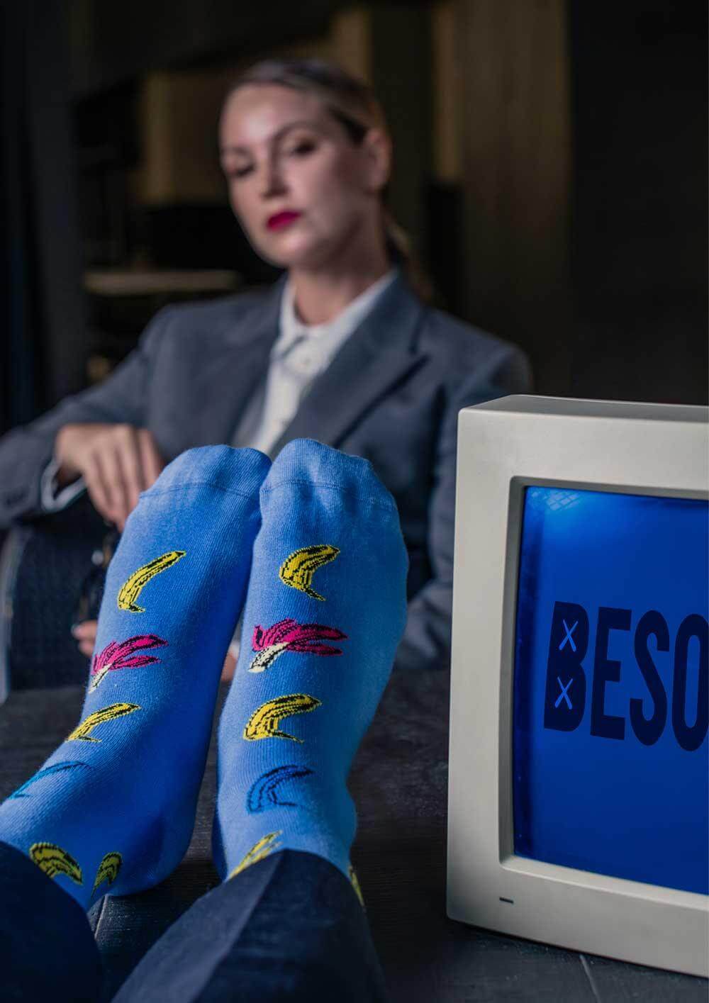 Nueva imagen, el espíritu innovador de siempre. Calcetines coloridos con diseño de frutas en primer plano.