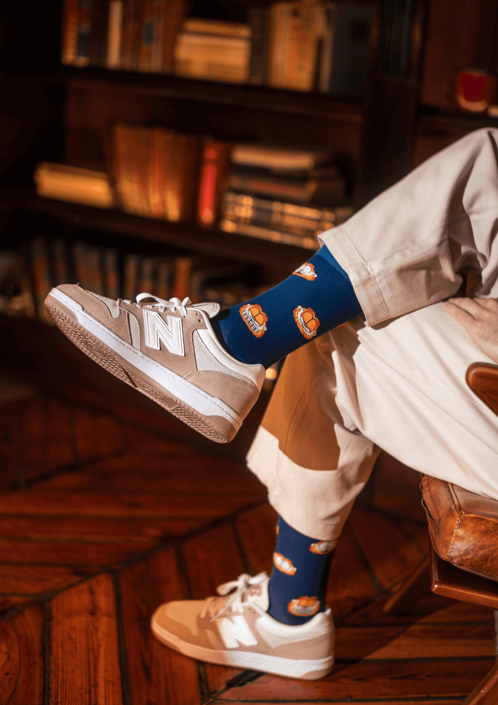 El secreto para combinar pantalón beige y calcetines con calcetines de colores y zapatillas deportivas.