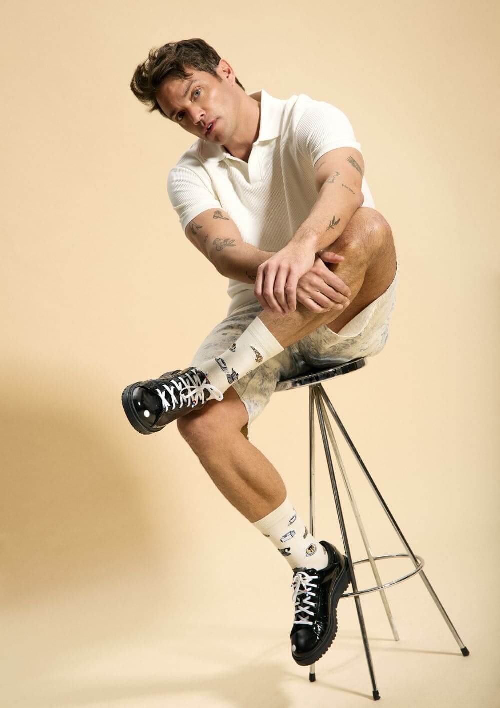 5 tips para elevar tus outfits de verano para hombre y no vestir siempre igual con hombre en polo y shorts casuales.
