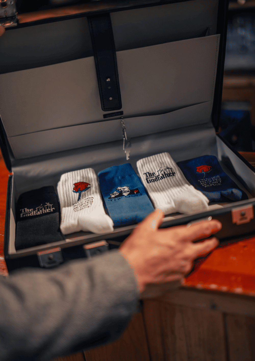 Combinar calcetines de hombre: reglas simples para acertar siempre, mostrando calcetines en una caja elegante.