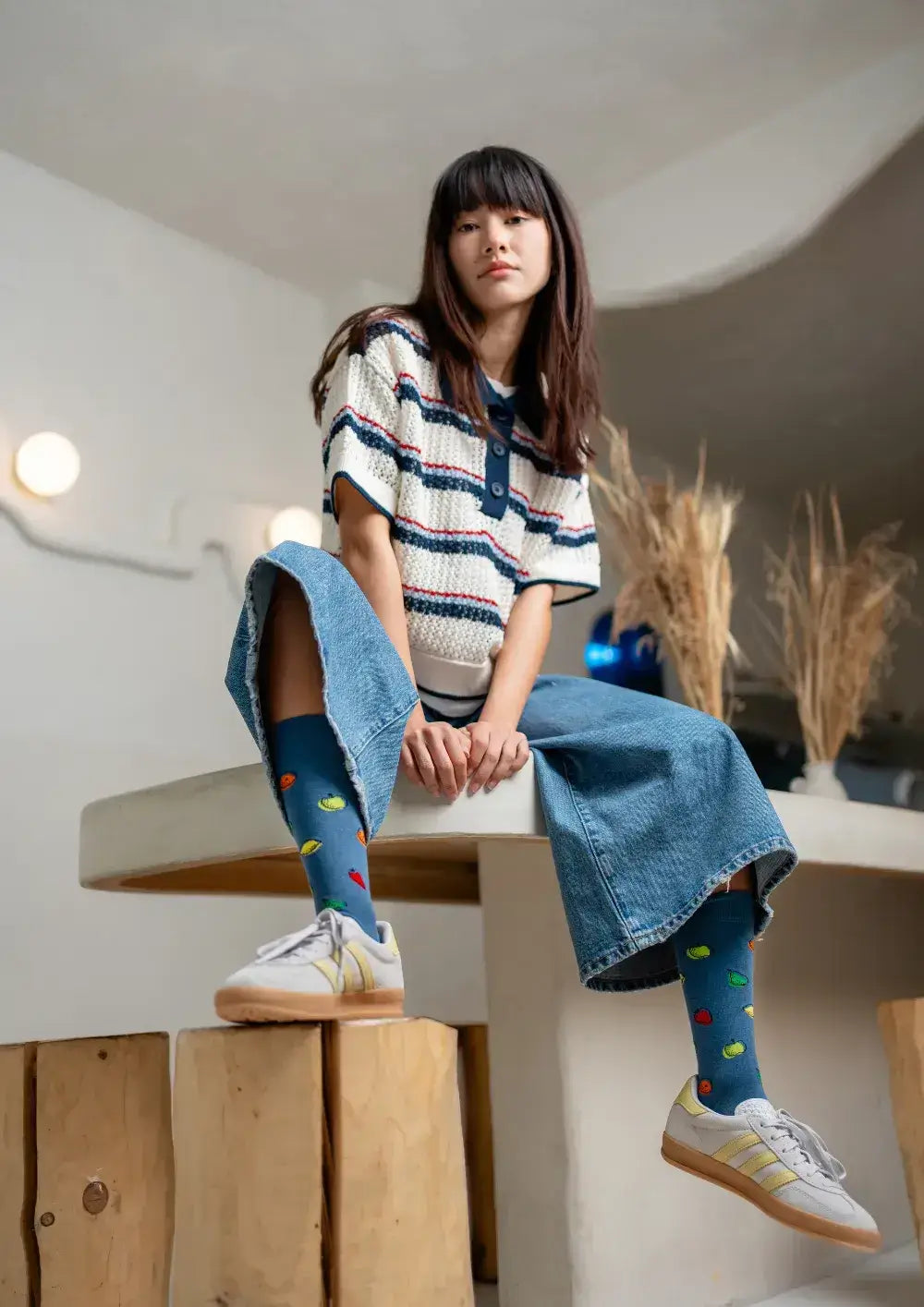 Los 3 outfits de festival que necesitas si quieres destacar este verano: mujer joven con estilo en ropa cómoda y moderna.