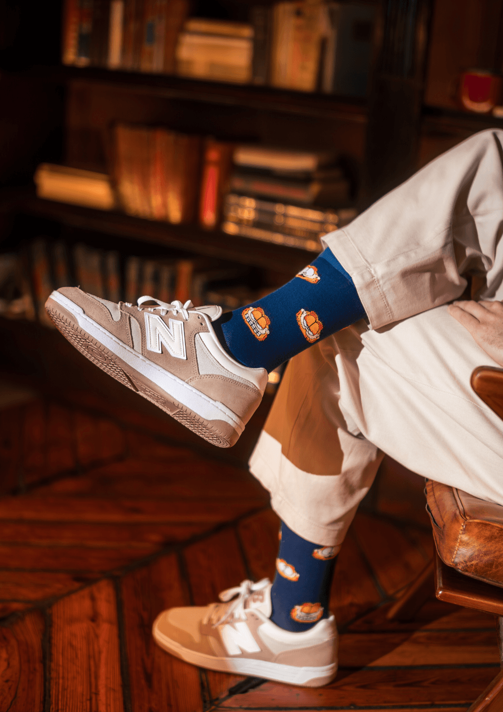 De los cómics a las pasarelas: Garfield ahora también es tendencia, calcetines de Garfield con zapatos New Balance.