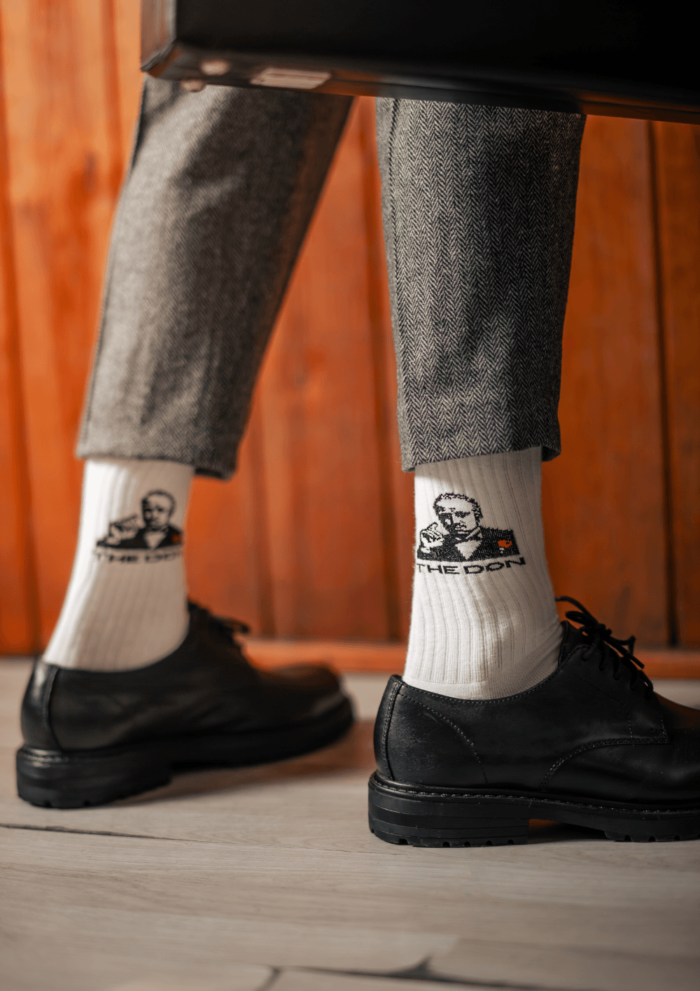 El Padrino: el legado que transformó la estética del cine y la moda masculina - calcetines con diseño de 'The Don'.