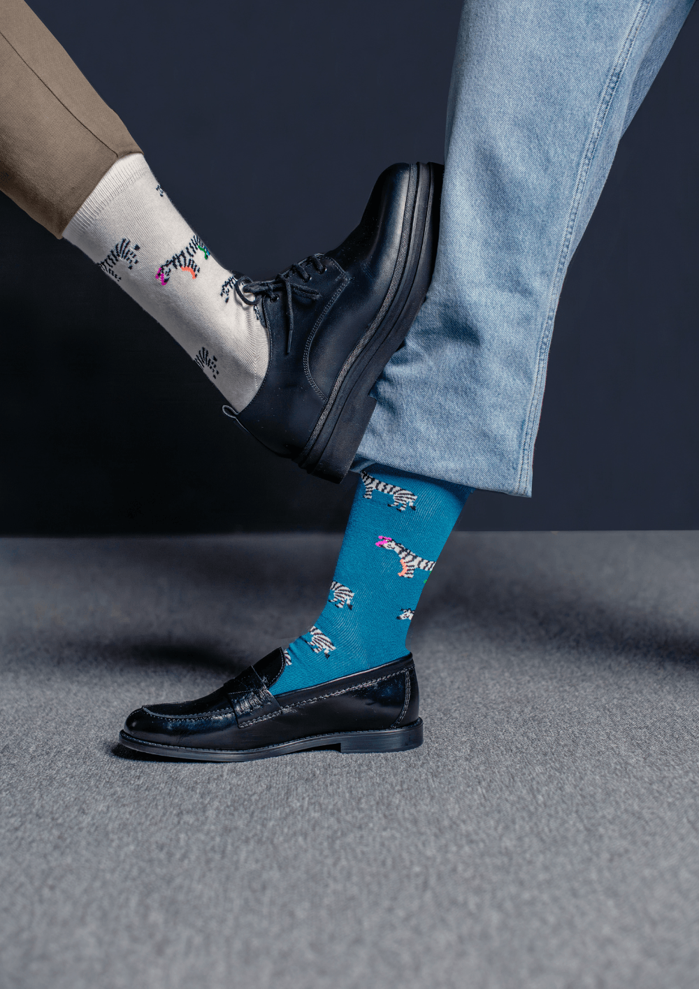 Para dominar el estilo smart casual, solo necesitas seguir estos pasos: calcetines coloridos y elegantes con zapatos formales.