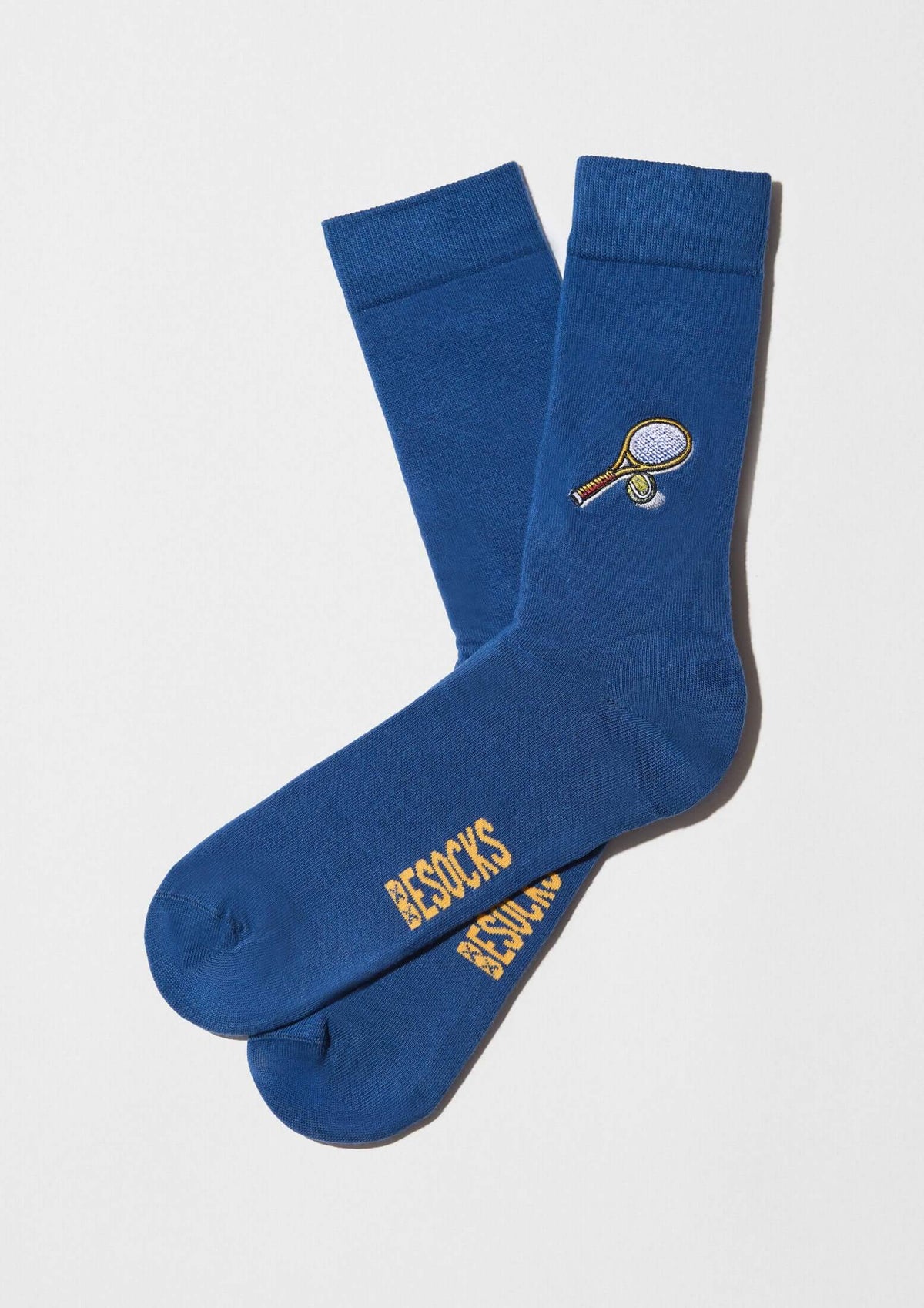 Calcetines BeTennis Embroidered en azul intenso con bordado de raqueta y pelota de tenis en hilo amarillo.