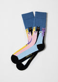 Calcetines BeCatsGang Blue con gatos estilizados en fondo azul y caña media, diseño original y colorido.