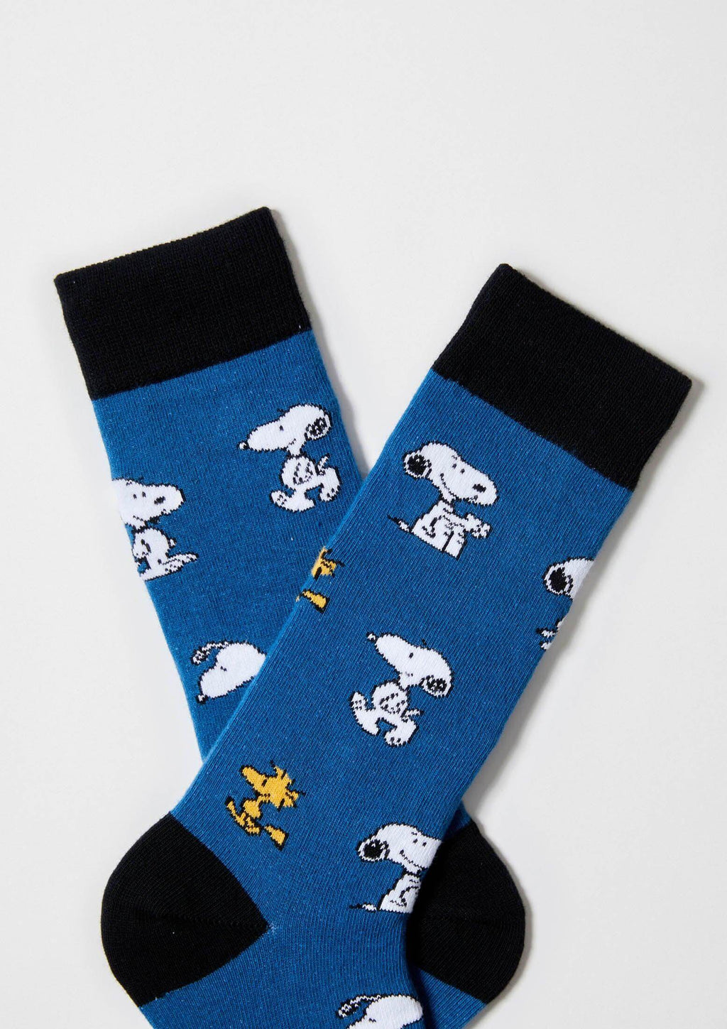 Calcetines BeSnoopy con diseños de Snoopy y Woodstock sobre fondo azul - BESOCKS