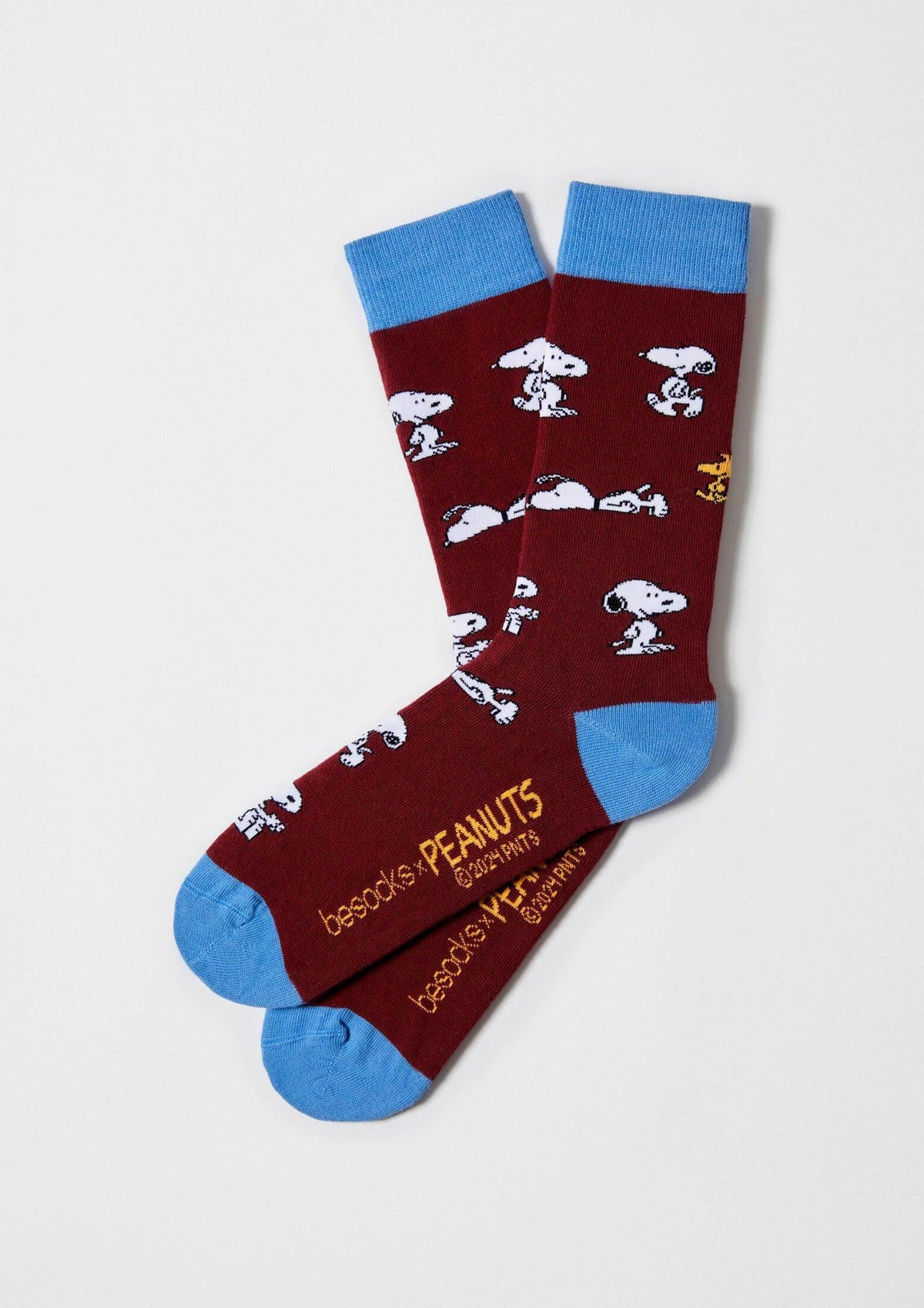 Calcetines BeSnoopy Burgundy con dibujos de Snoopy, base burguesa y puntera azul clara, corte de media caña.