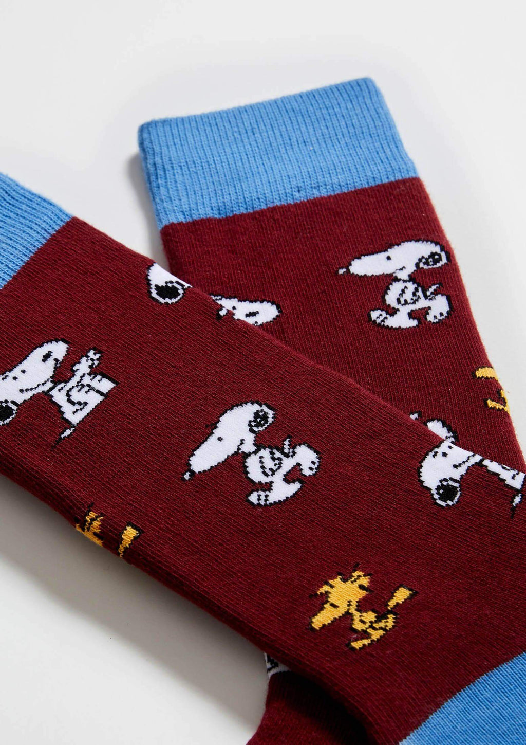 Calcetines BeSnoopy Burgundy de base burdeos con dibujos de Snoopy y puño azul claro, altura tobillero.