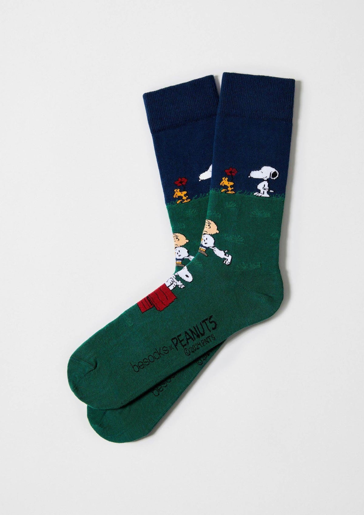 Estampado de Snoopy y amigos en fondo verde y azul marino - BeSnoopy Friends - BESOCKS.