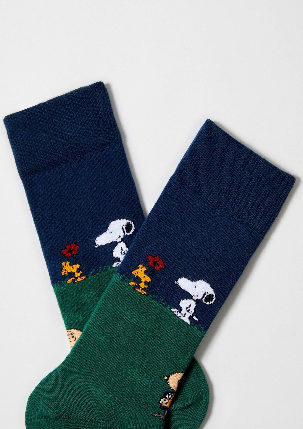 Escena de Snoopy y amigos sobre fondo verde y azul marino - BeSnoopy Friends - BESOCKS