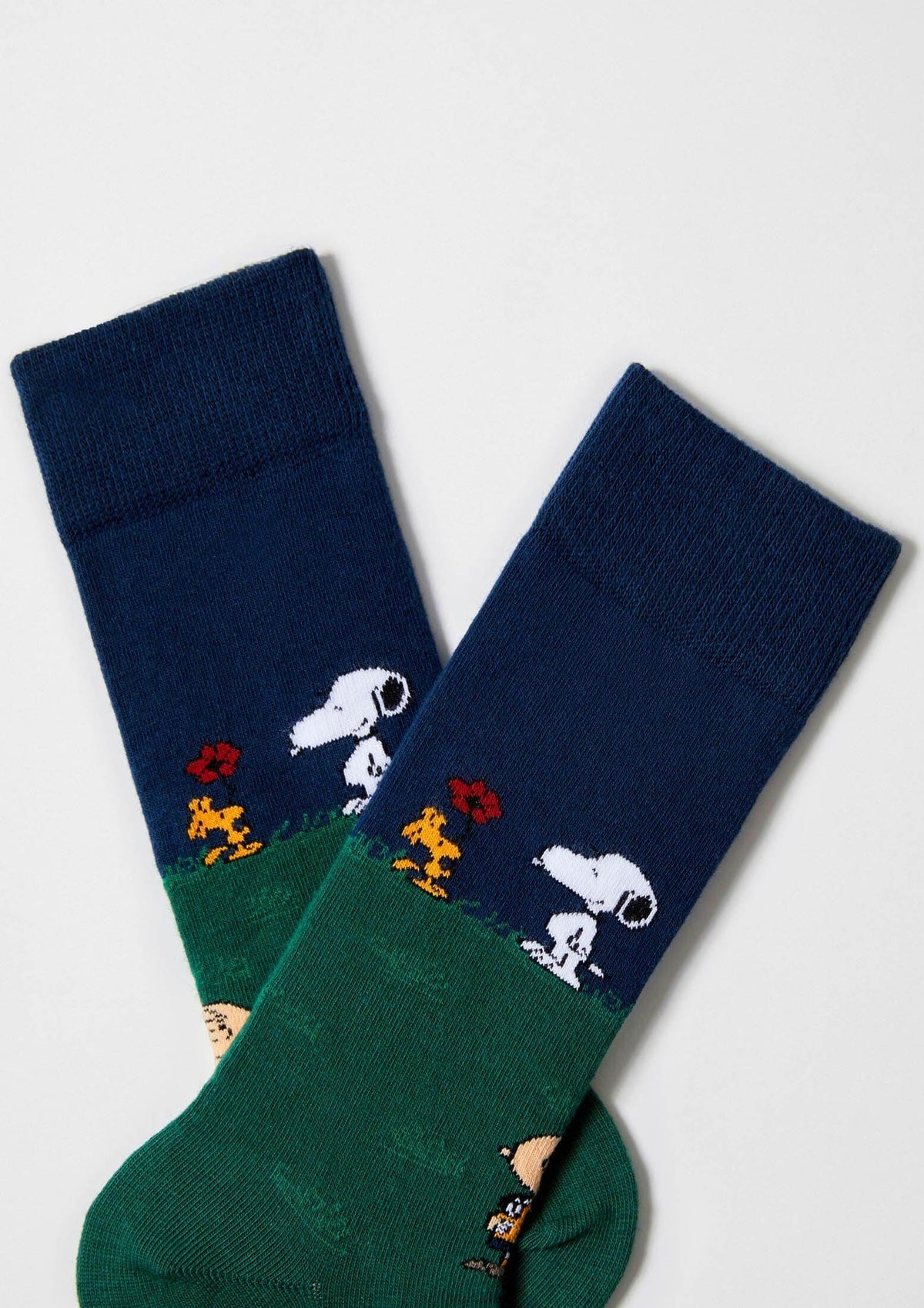 Escena de Snoopy y amigos sobre fondo verde y azul marino - BeSnoopy Friends - BESOCKS