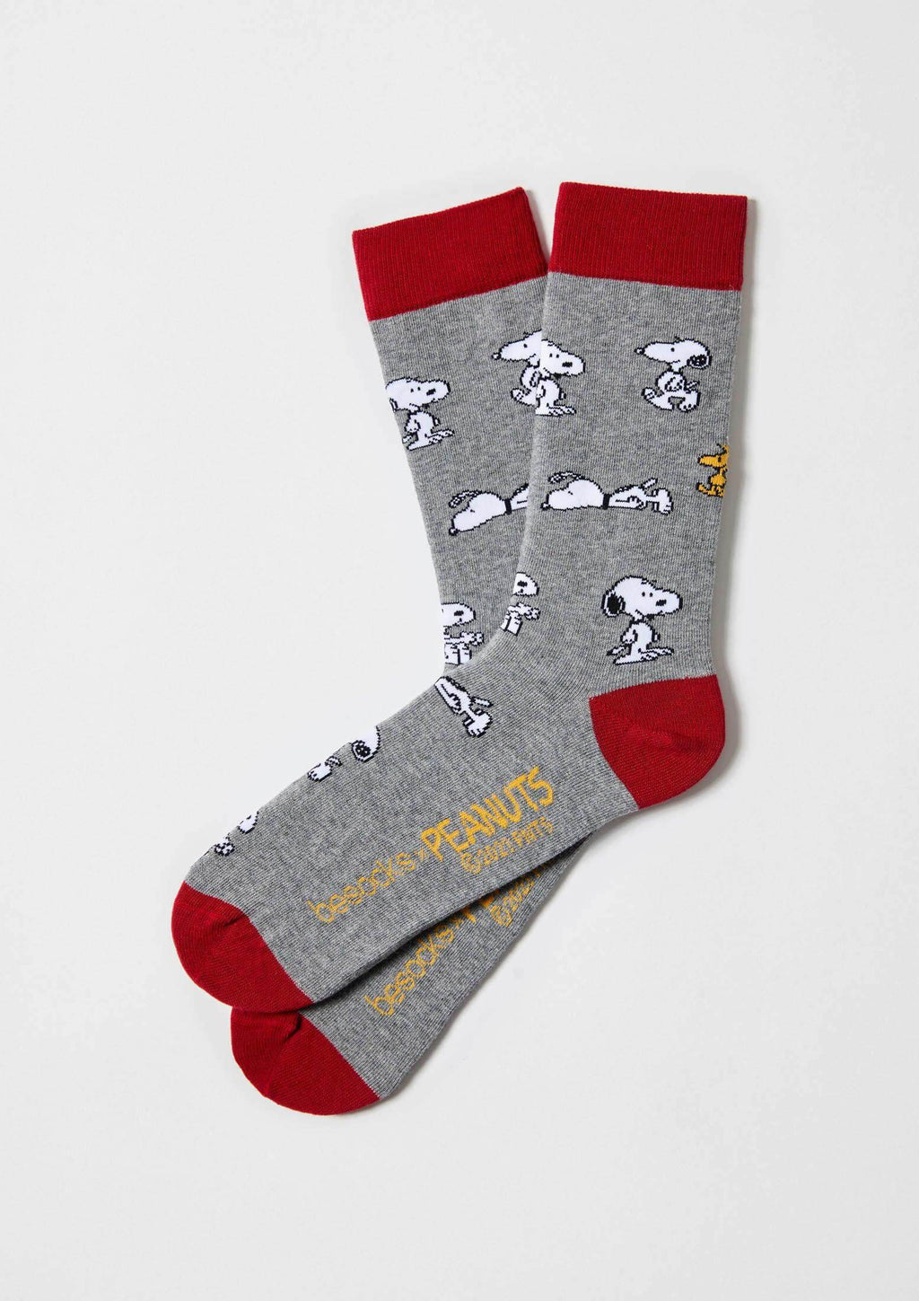 Calcetines BeSnoopy grises con diseño de Snoopy y puntera roja, perfectos para fanáticos de Peanuts.
