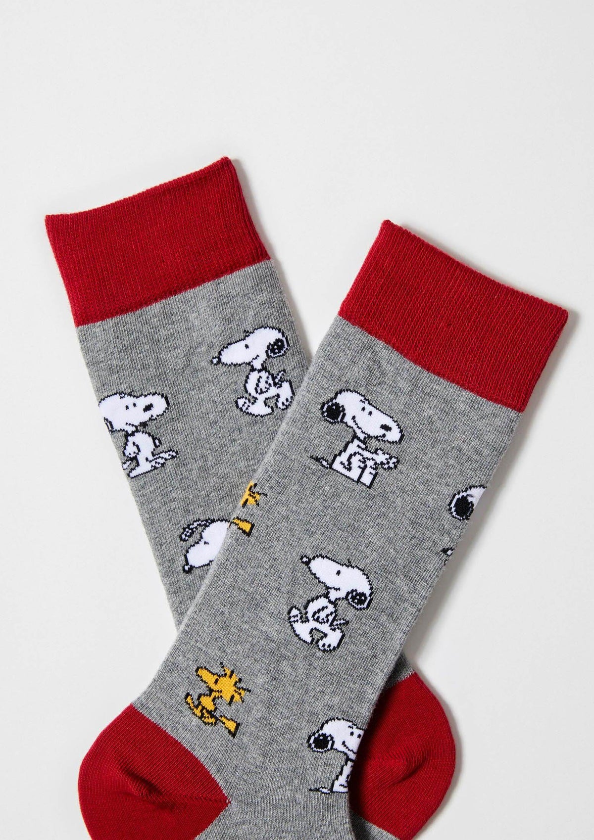 BeSnoopy originales calcetines grises con estampado de Snoopy y Woodstock en fondo gris y puños rojos.