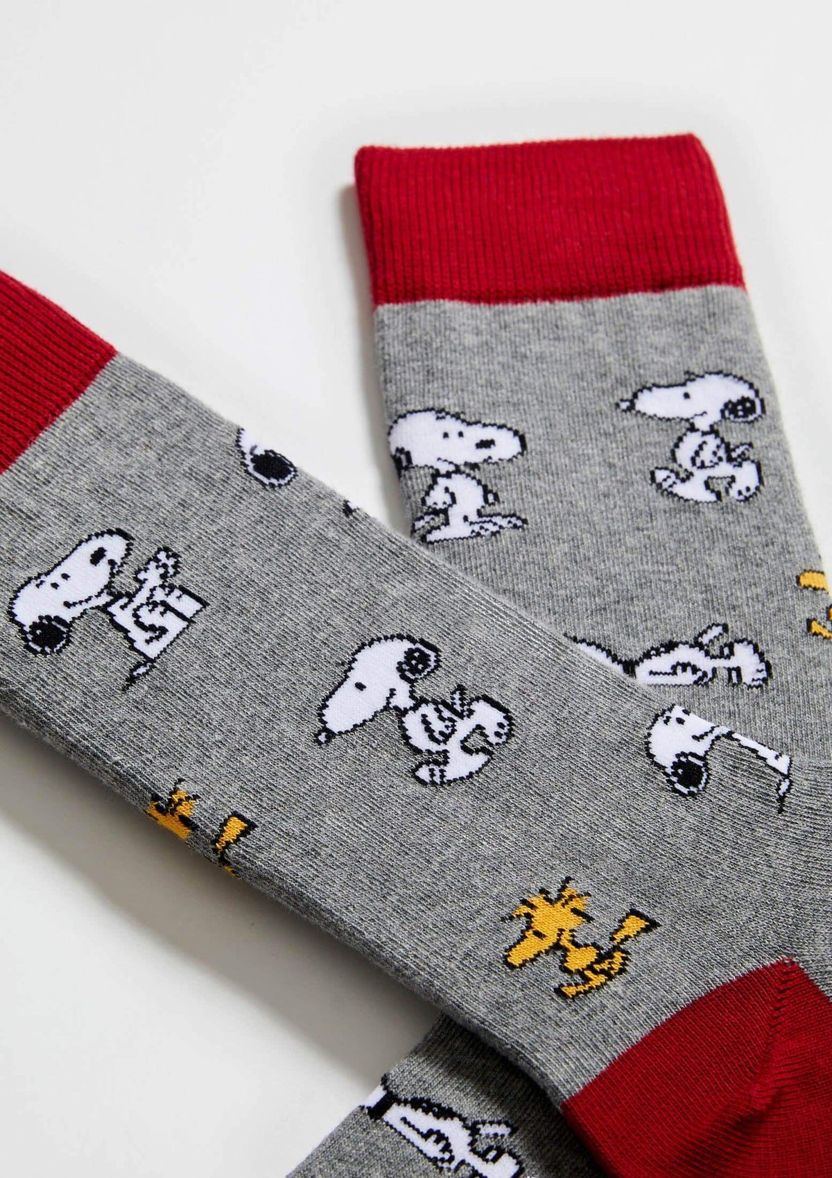 BeSnoopy calcetines grises con Snoopy y Woodstock, puntera y puño rojos, diseño divertido y original.
