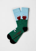 calcetines BeSnoopy House con Snoopy sobre su casa roja y fondo verde y azul - BESOCKS