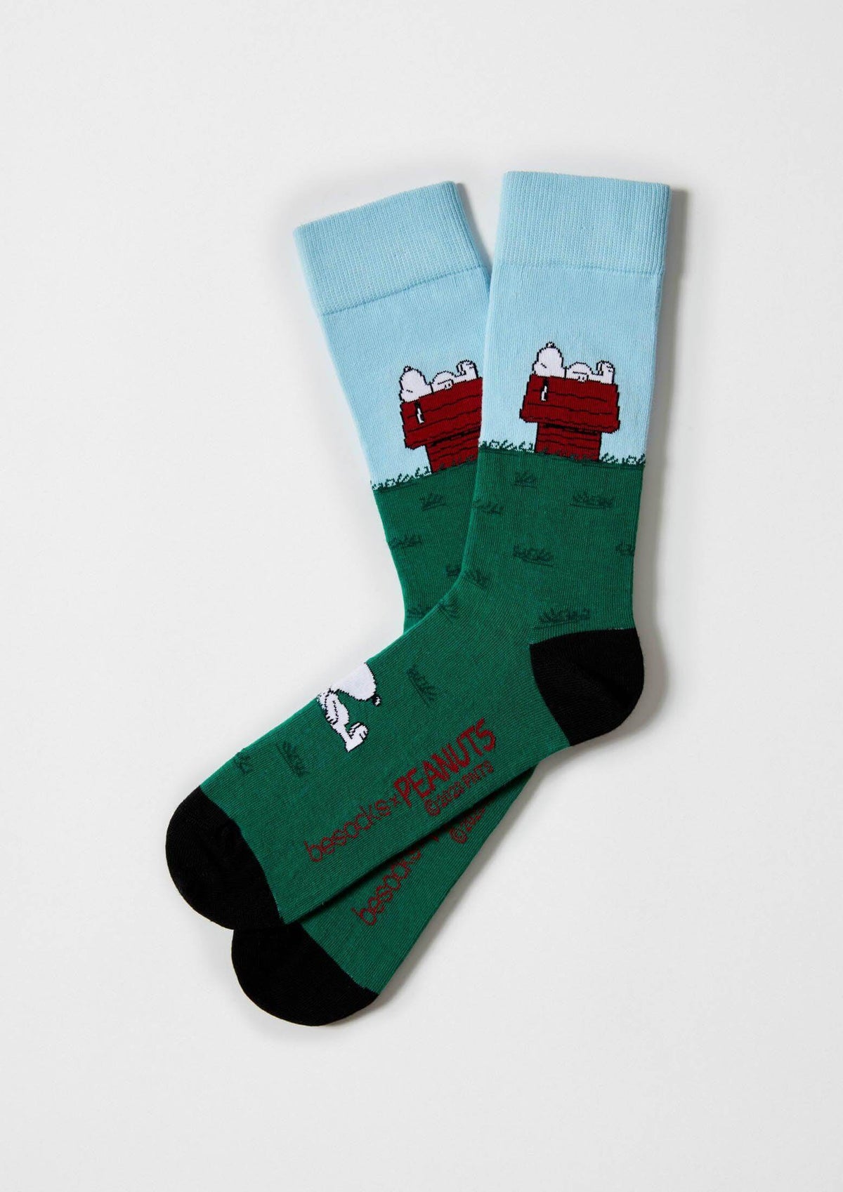 calcetines BeSnoopy House con Snoopy sobre su casa roja y fondo verde y azul - BESOCKS