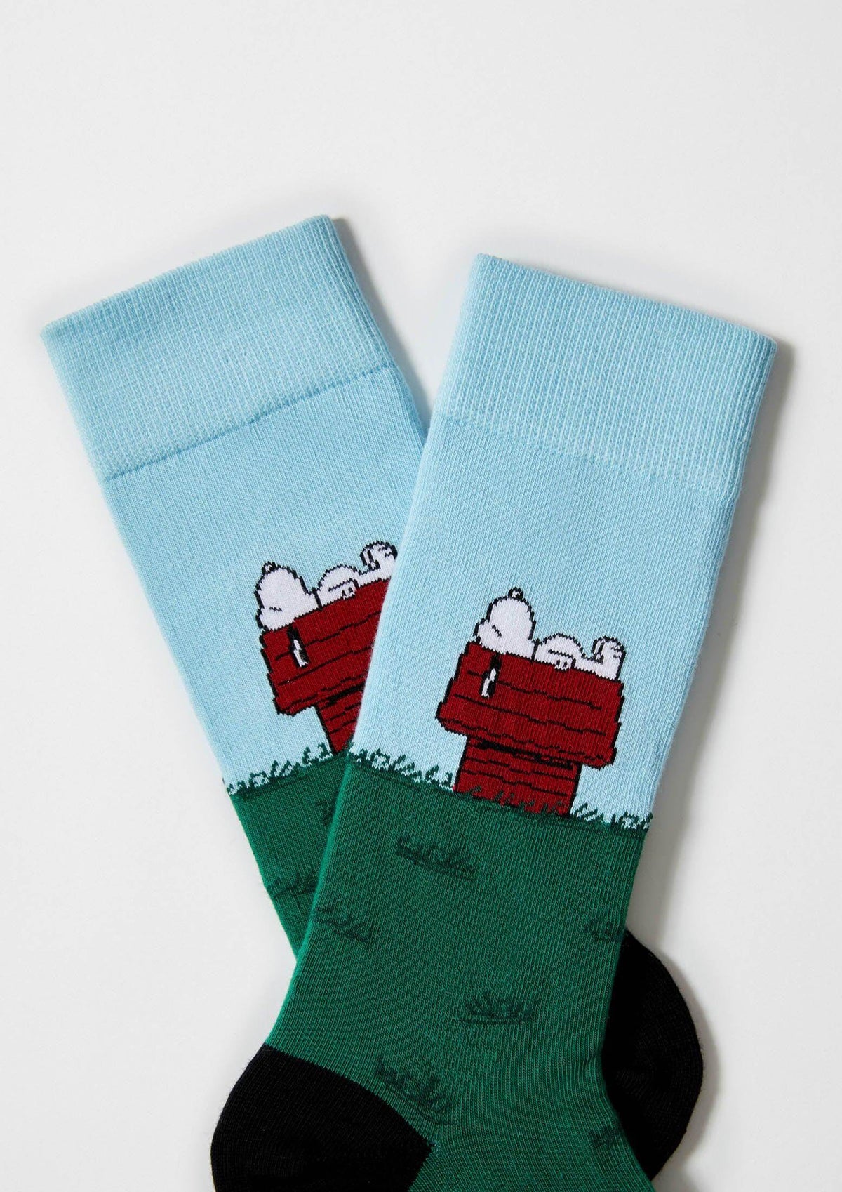 Snoopy asomando sobre su casa roja en calcetines azules - BeSnoopy House - BESOCKS