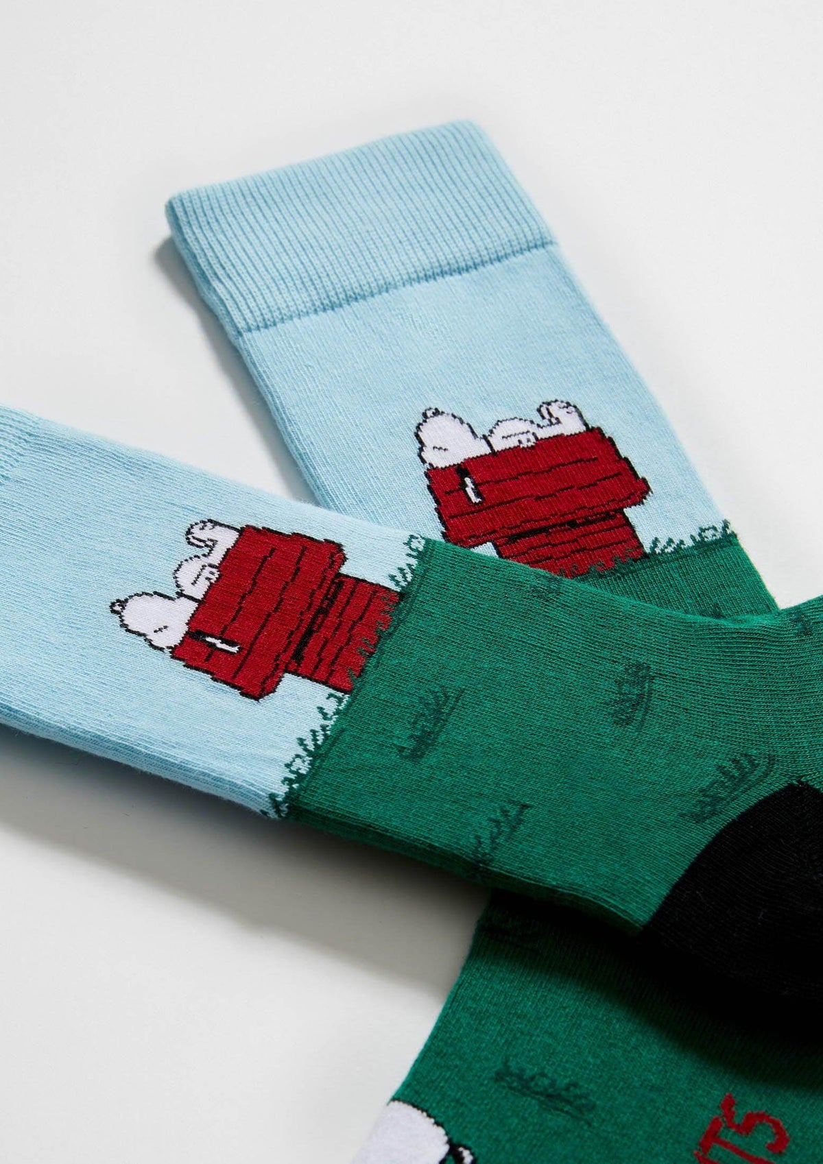 Snoopy sobre su casa roja en verde y azul - BESOCKS BeSnoopy House calcetines