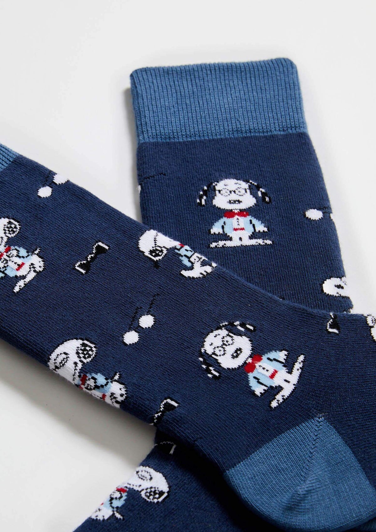 Calcetines BeSnoopy Preppy en azul marino con dibujos de Snoopy y detalles en azul claro, altura media caña.