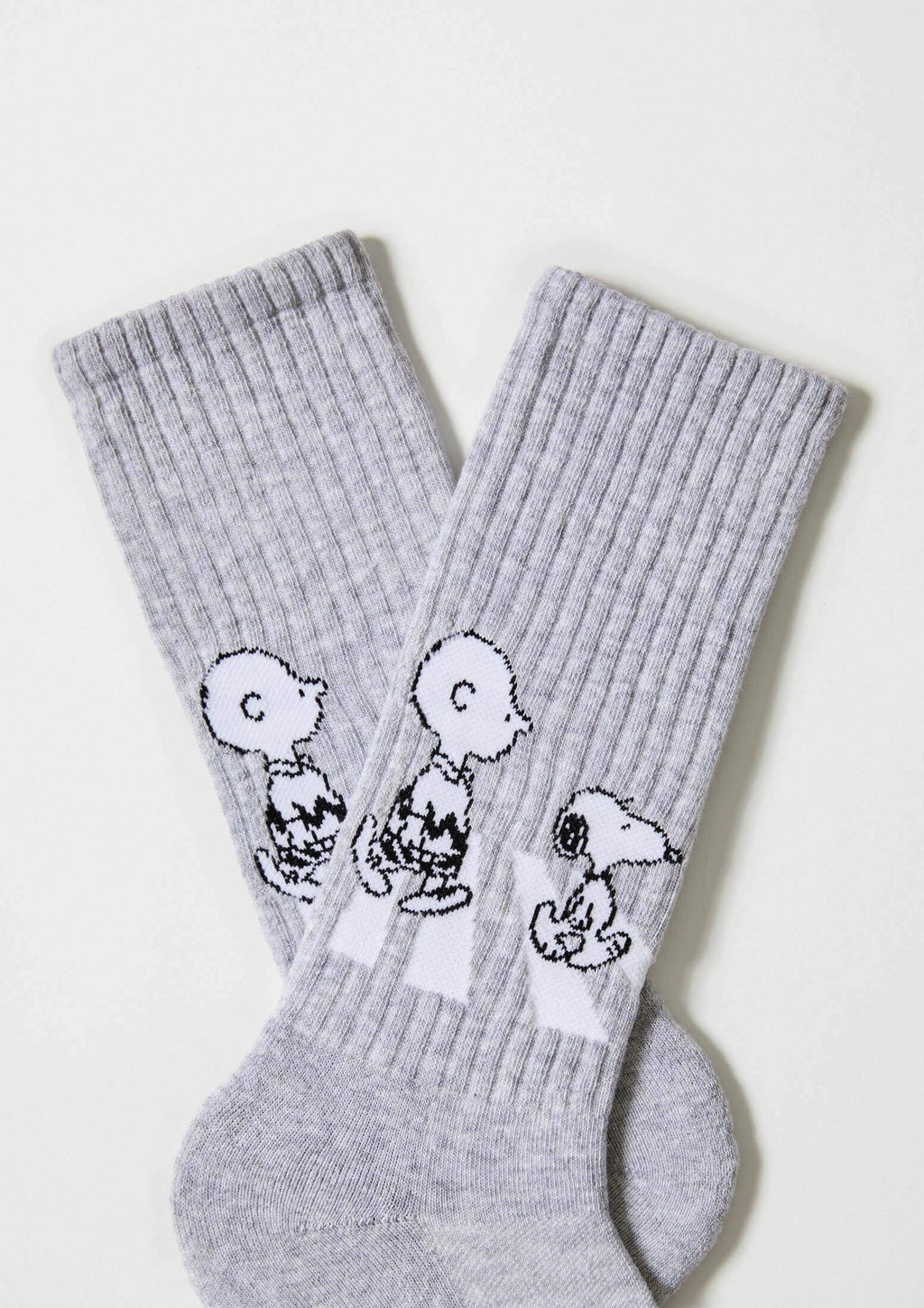 Calcetines BeSnoopy Walk Grey con diseño de Snoopy y Charlie Brown sobre base gris, media caña.