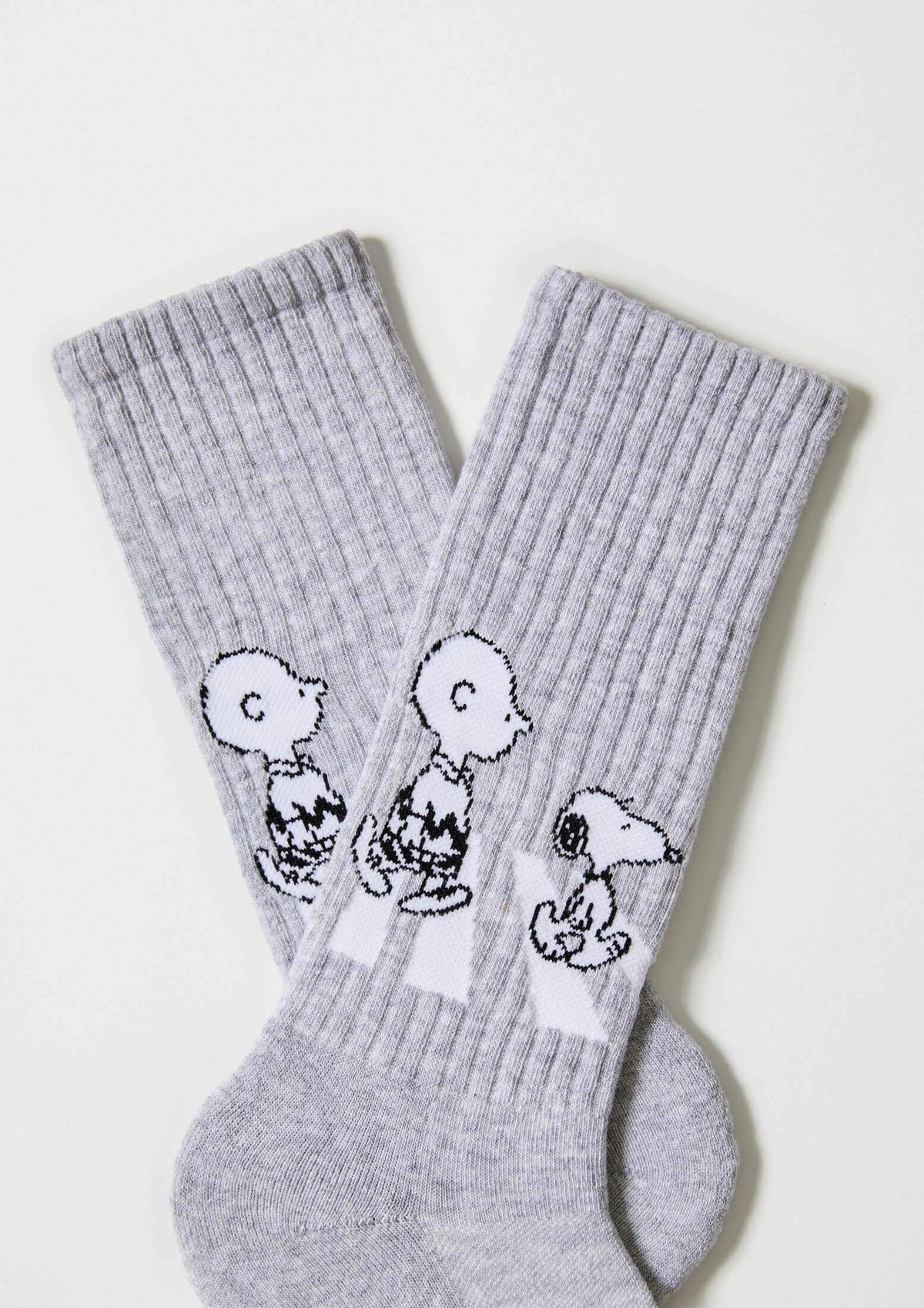 Calcetines BeSnoopy Walk Grey con diseño de Snoopy y Charlie Brown sobre base gris, media caña.