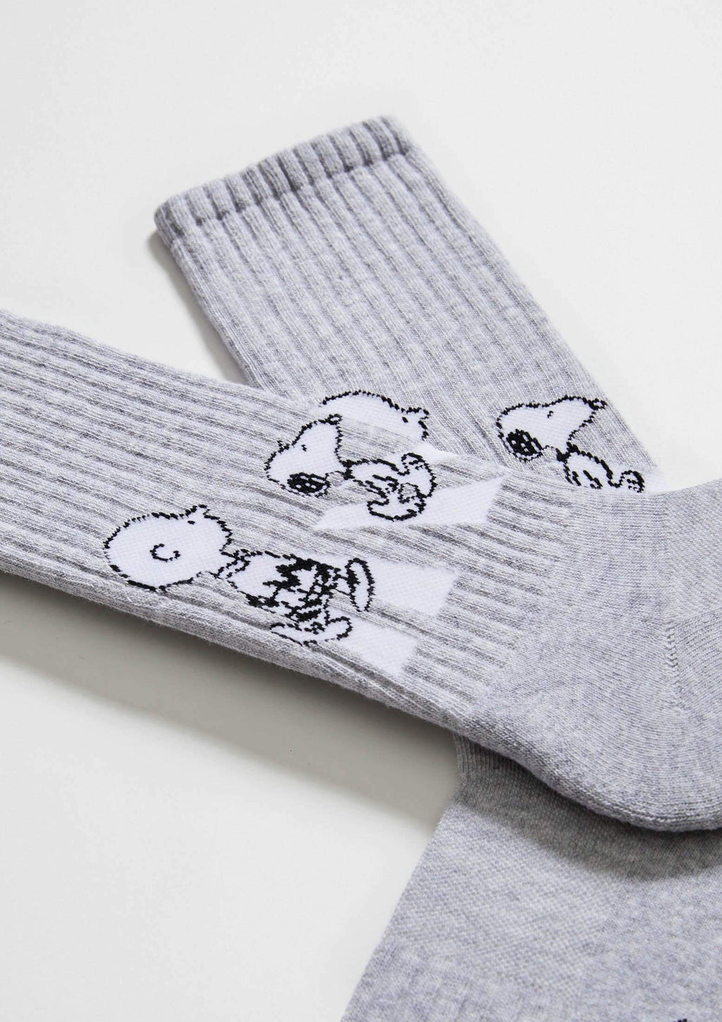Calcetines BeSnoopy Walk Grey de media caña con diseño de Snoopy y Charlie Brown en negro sobre fondo gris.