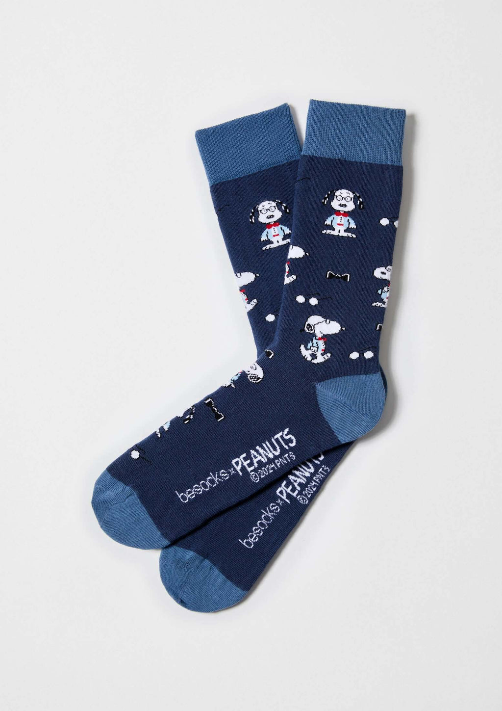 Pack Peanuts calcetines con dibujos de Snoopy en fondo azul marino, originales y confeccionados en algodón orgánico.