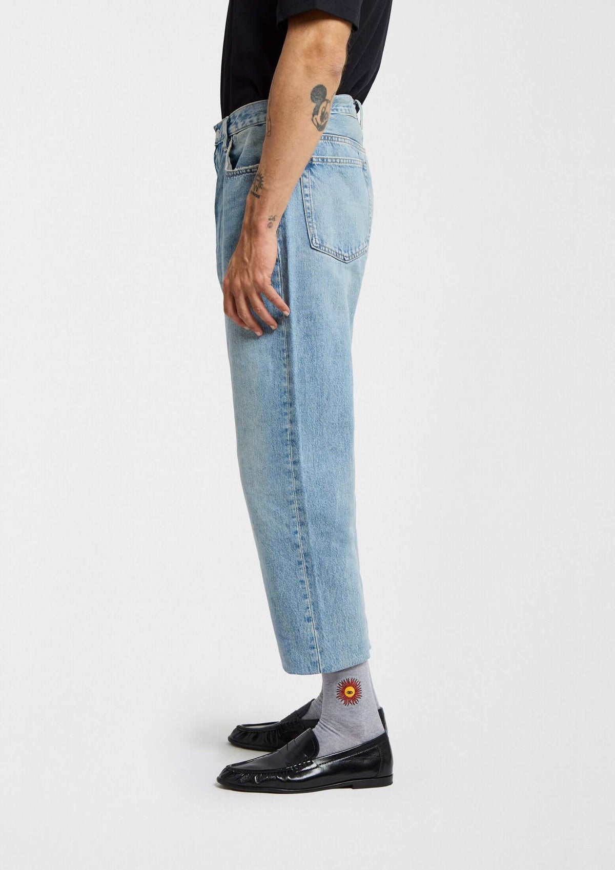 BeSun Embroidered calcetines bordados en gris con bordado de sol en hilo amarillo y rojo, ideales para looks informales.