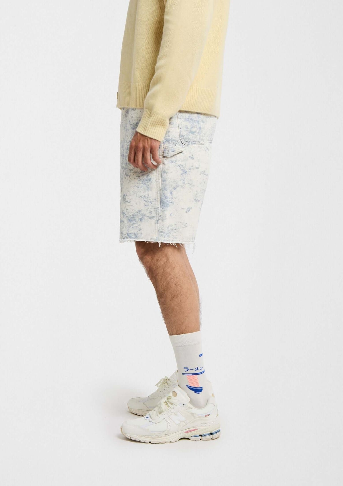 BeRamen, calcetines con dibujos en blanco, con diseño de cuenco de ramen en naranja y azul, complementan shorts claros.
