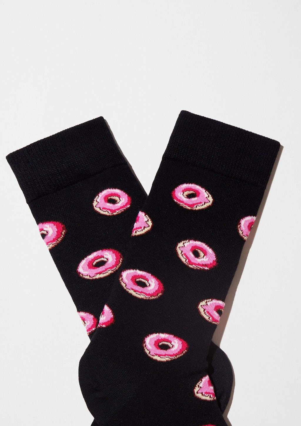 BeDonut Black calcetines con dibujos de donuts sobre fondo negro con glaseado rosa y virutas de colores.