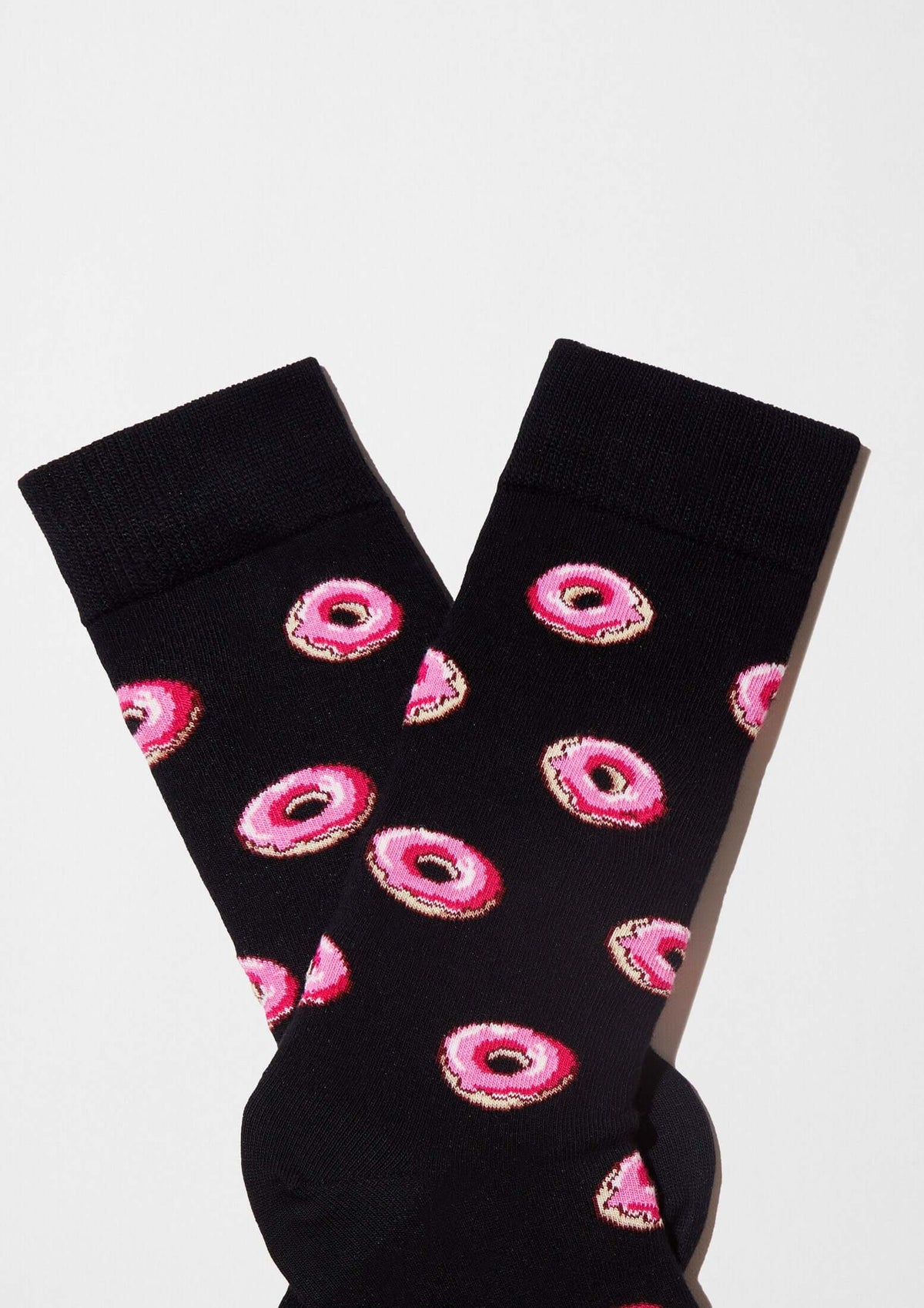 BeDonut Black calcetines con dibujos de donuts sobre fondo negro con glaseado rosa y virutas de colores.