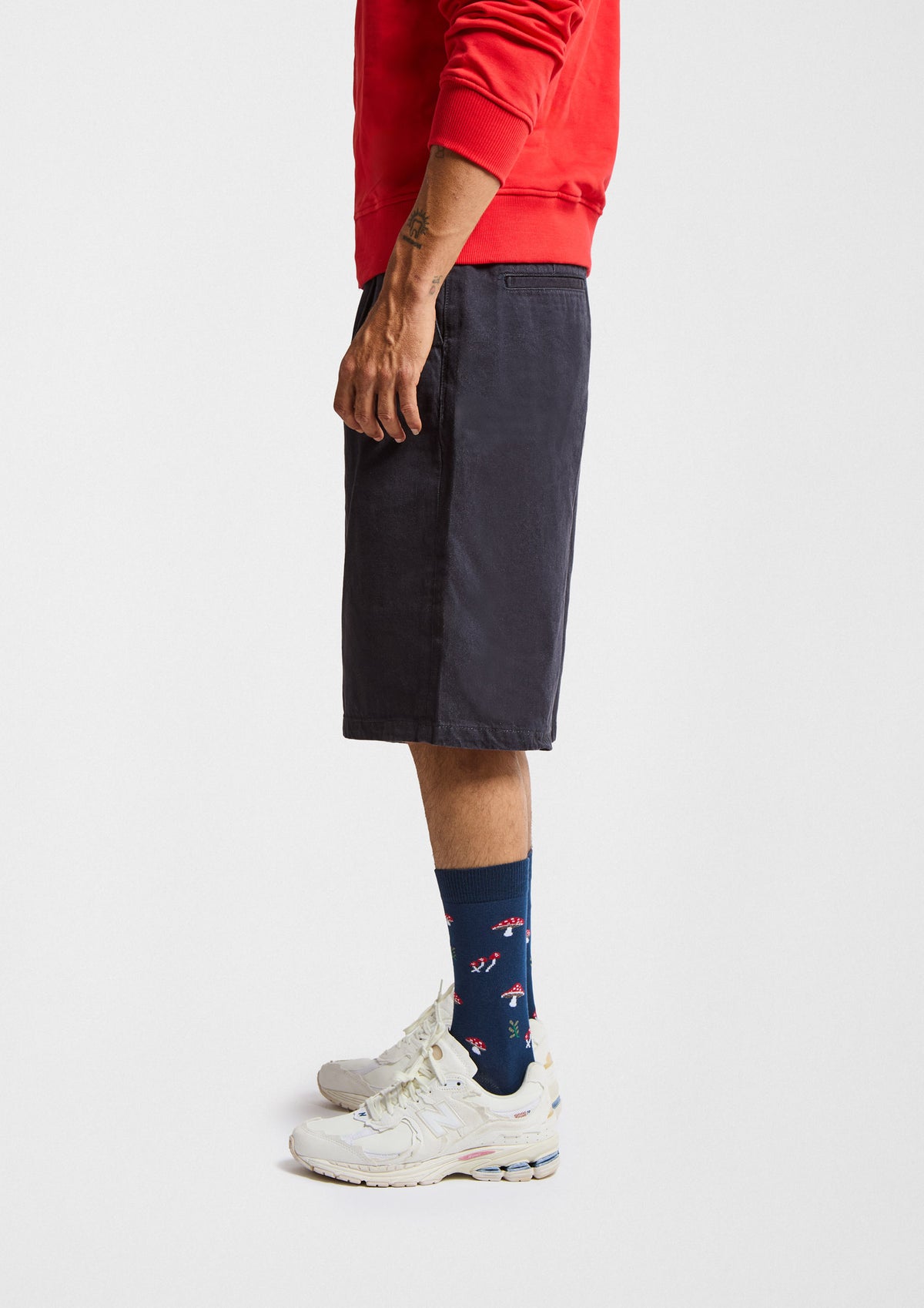 BeMushroom Navy calcetines con dibujos, presentando un diseño colorido junto a pantalones cortos en un look casual.