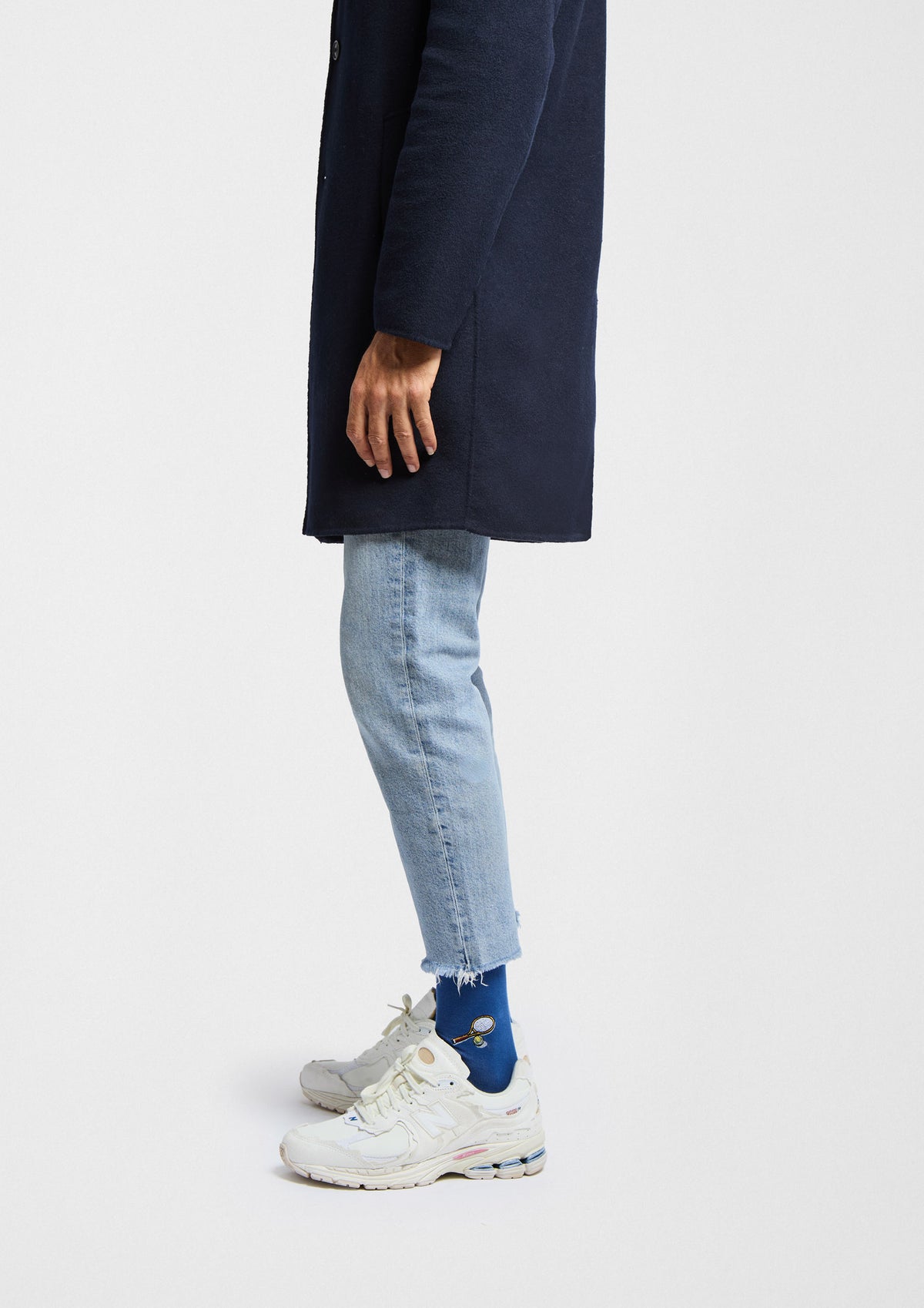 Calcetín BeTennis Embroidered azul con bordado de raqueta y pelota de tenis, combinado con jeans y zapatillas.