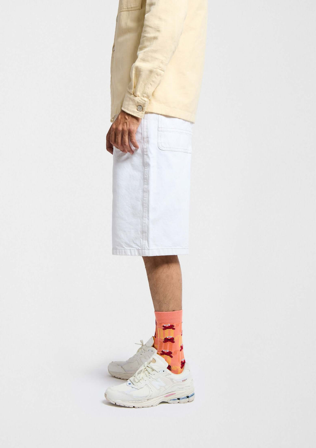 Diseño de Elmo con líneas en color coral y naranja - BESOCKS. calcetines BeSesameStreet Elmo Zigzag