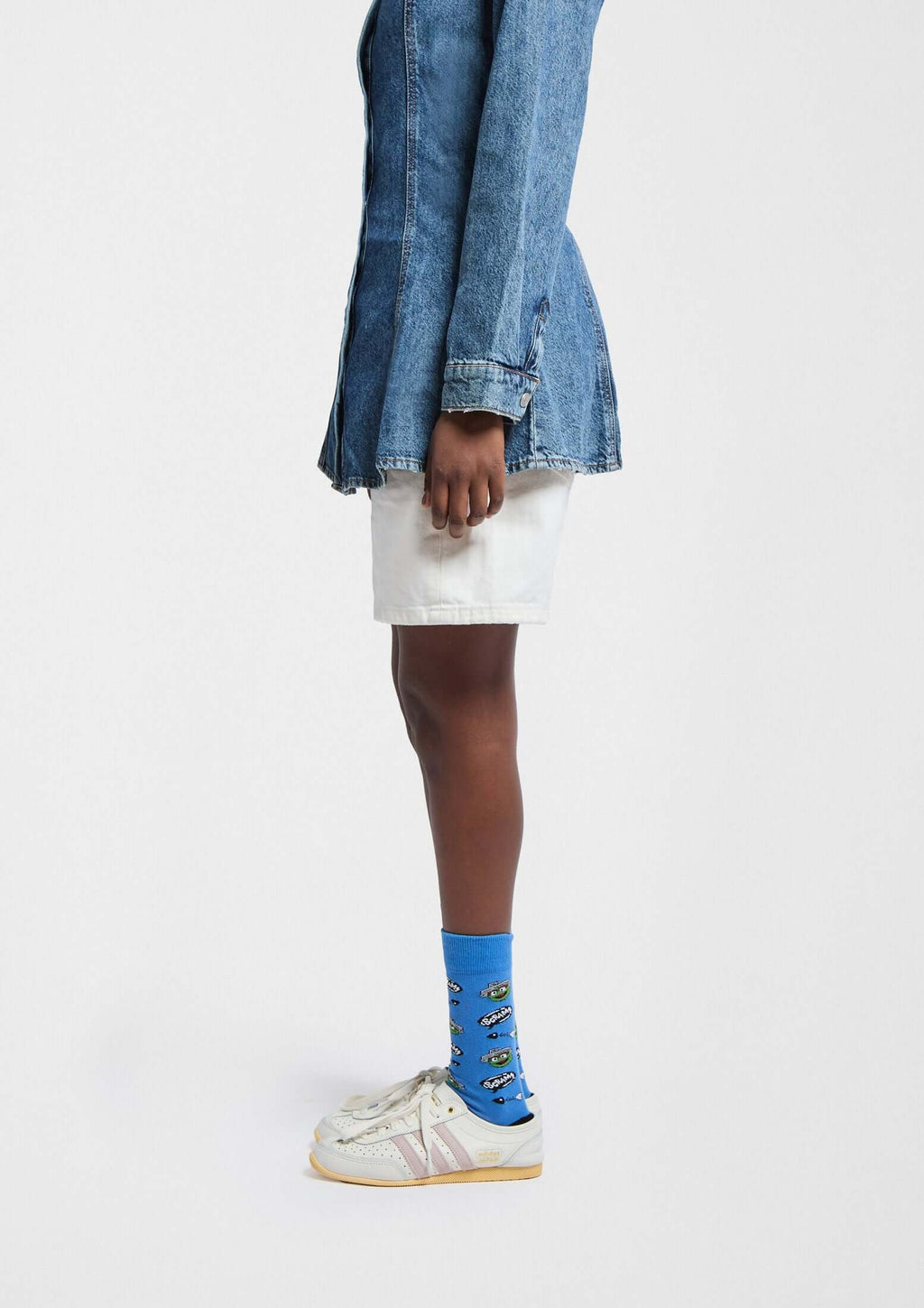 Calcetines BeSesameStreet Grouch con diseño de cara de Oscar el Gruñón sobre fondo azul - BESOCKS