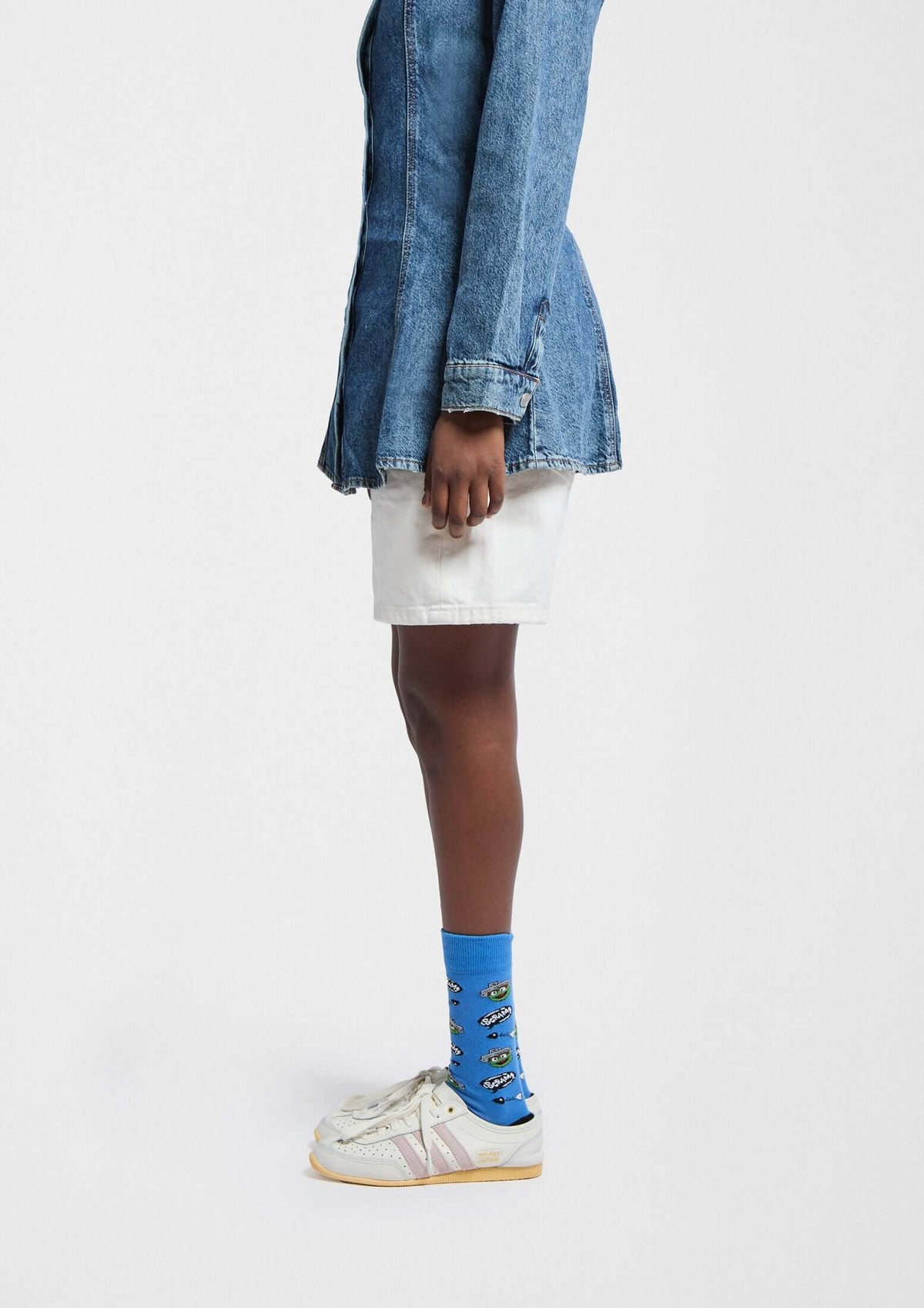 Calcetines BeSesameStreet Grouch con diseño de cara de Oscar el Gruñón sobre fondo azul - BESOCKS