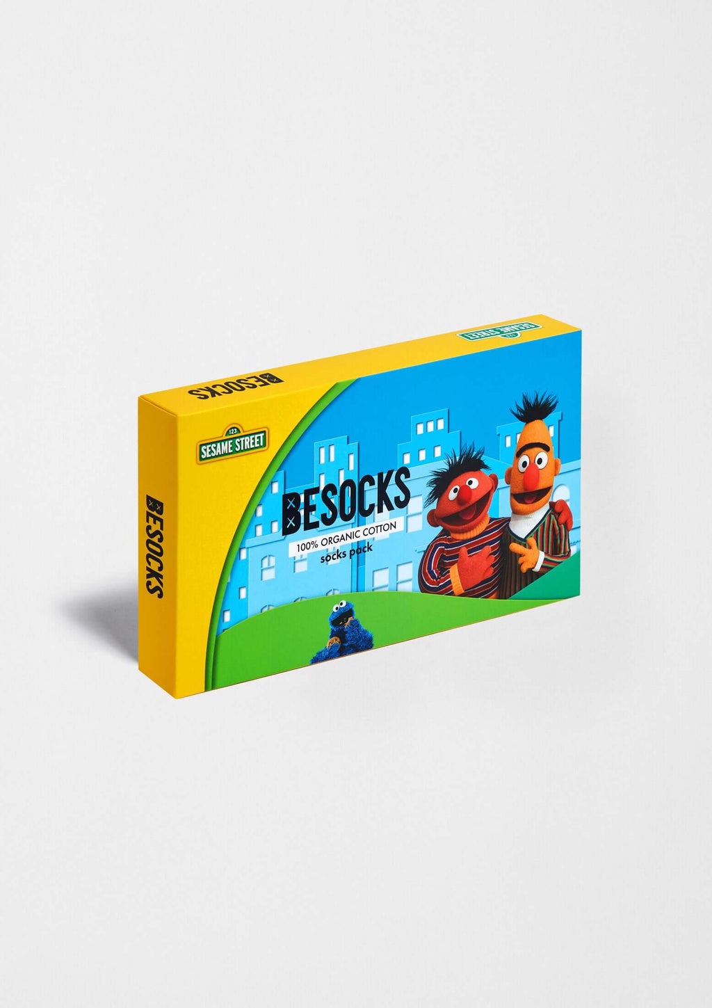 Pack SesameStreet con calcetines BeCookieMonster, BeEpi y BeBlas en caja temática de Barrio Sésamo.