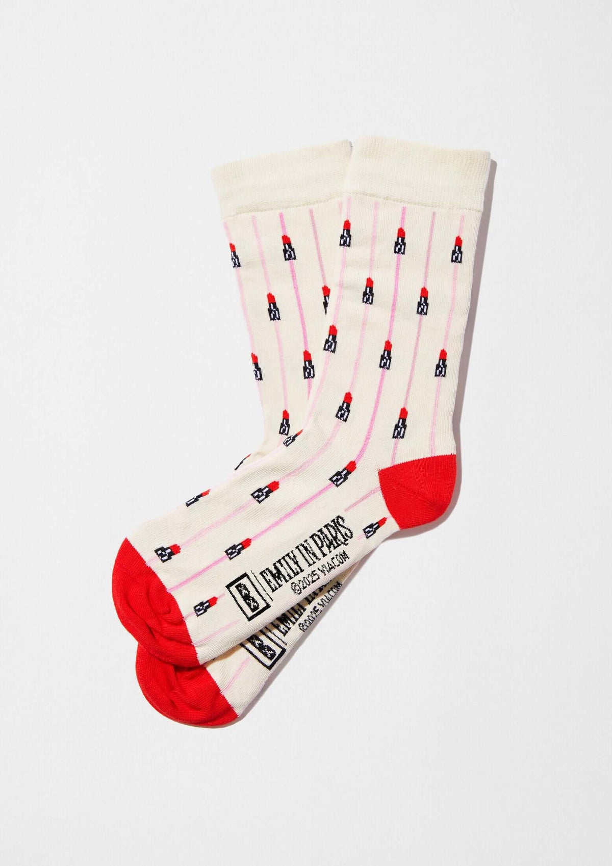 calcetines BeEmilyinParis Lipstick Beige con dibujos de pintalabios y detalles en rojo, ideales para cualquier estilo.
