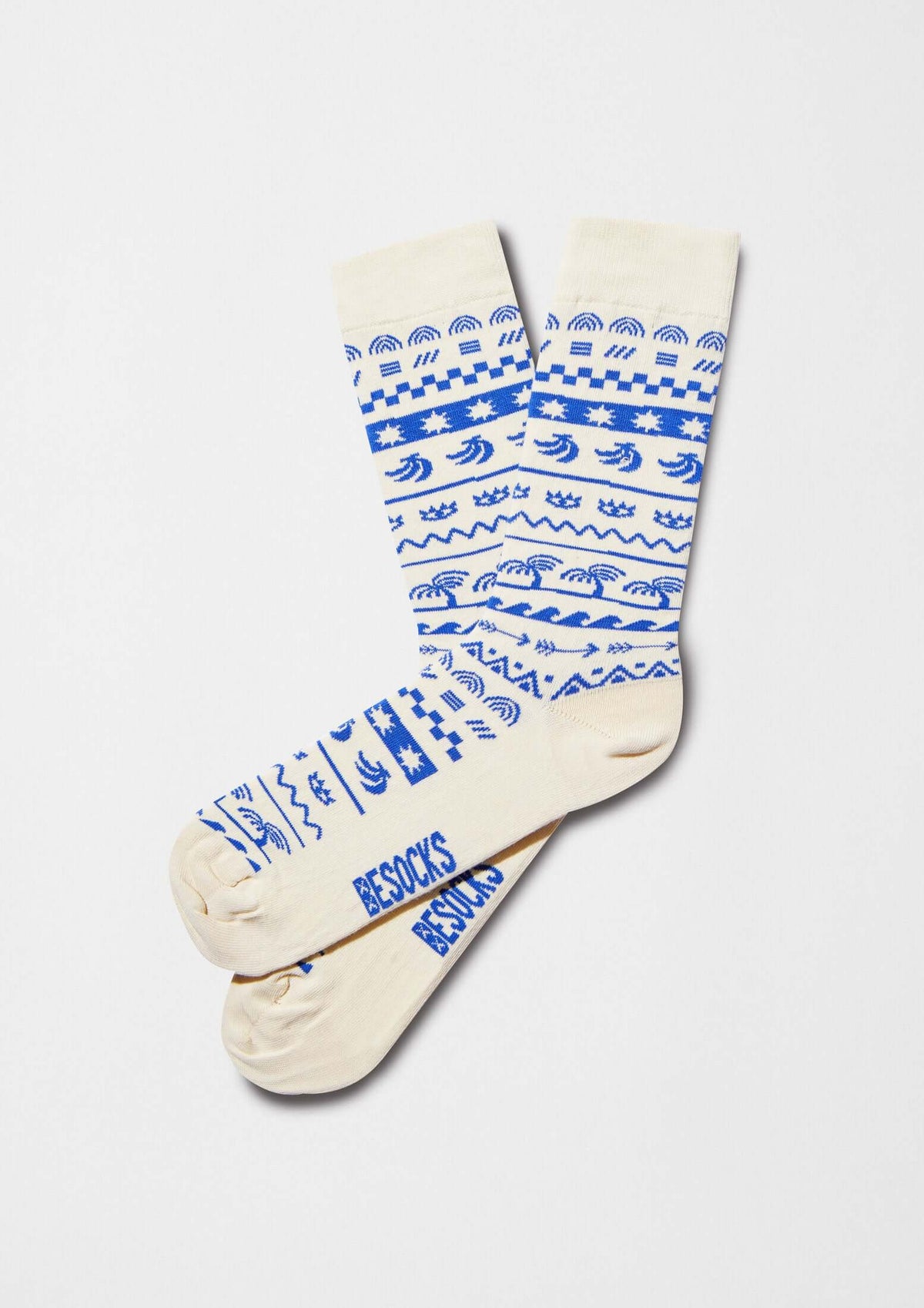 calcetines originales BeMosaic con diseño geométrico y tropical en azul sobre fondo beige claro.