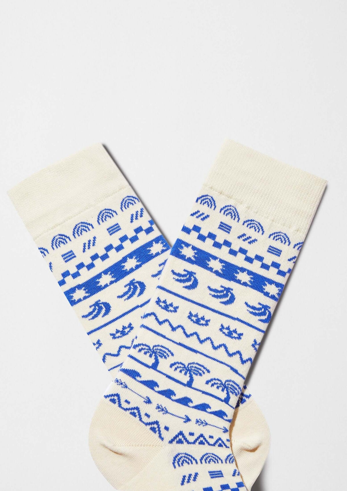 Calcetines originales BeMosaic con dibujos en azul y beige, presentan un diseño gráfico divertido y tropical.
