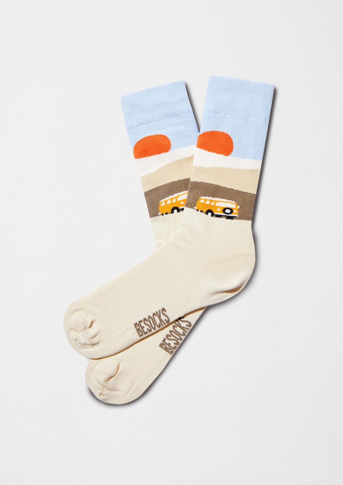 calcetines originales BeRoadTrip con diseño gráfico de furgoneta amarilla y paisaje desértico.