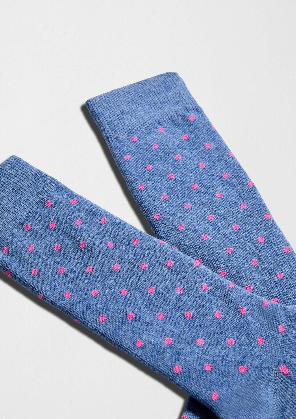 Calcetines BeDots Blue Melange con lunares rosas sobre fondo azul jaspeado - BESOCKS