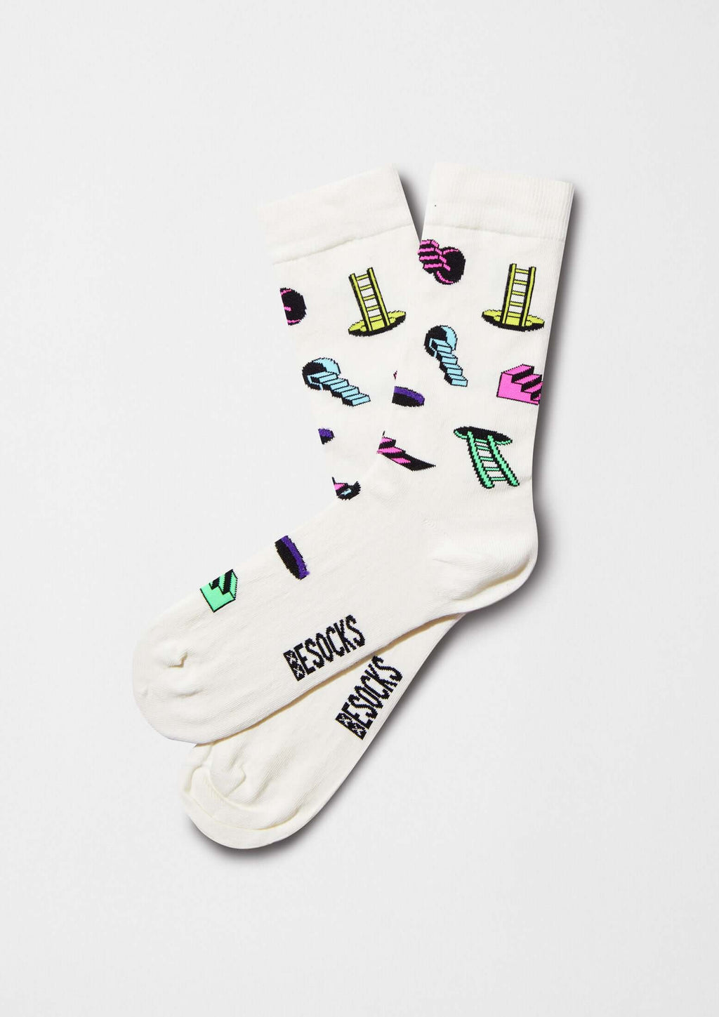 Calcetines originales BeBlackHole con dibujos de escaleras y toboganes sobre fondo off white.